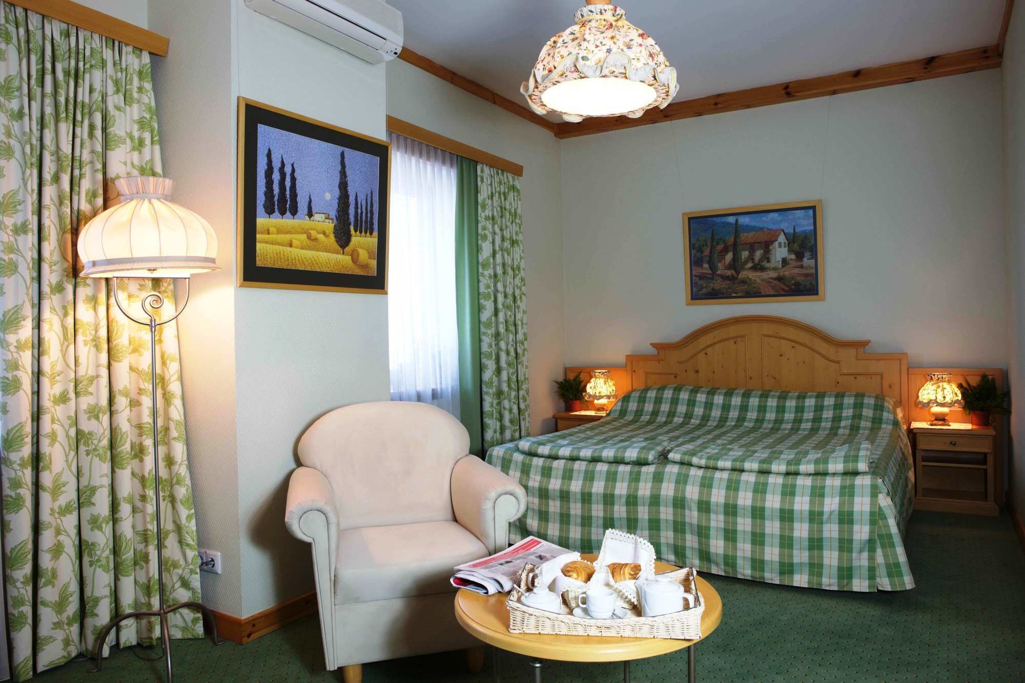 Landhaus Hotel Brovary Exterior photo